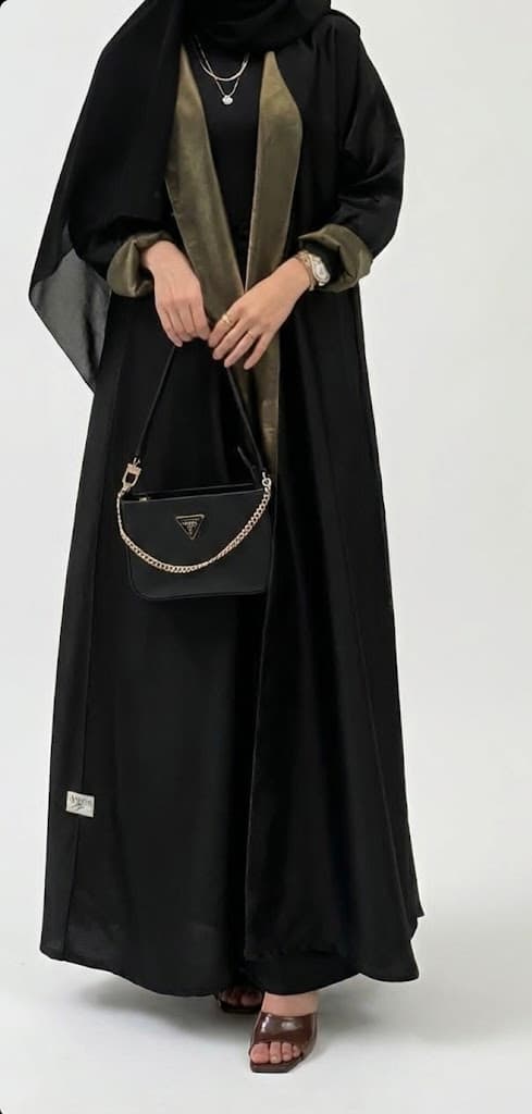 عباية سوداء بتفاصيل زيتي