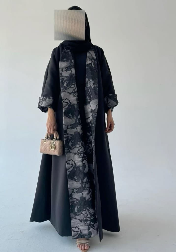عباية سوداء بنقش رمادي تجريدي