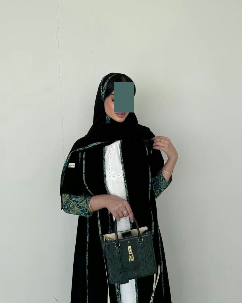 عباية سوداء ببطانات خضراء وذهبية