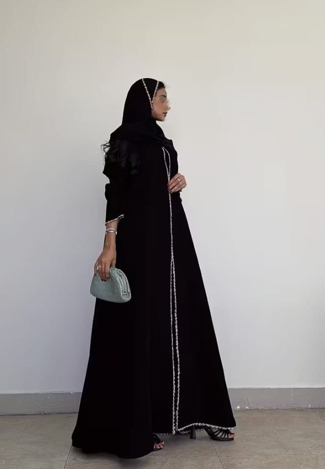 عباية سوداء بتطريز فضي وأكمام مكشكشة